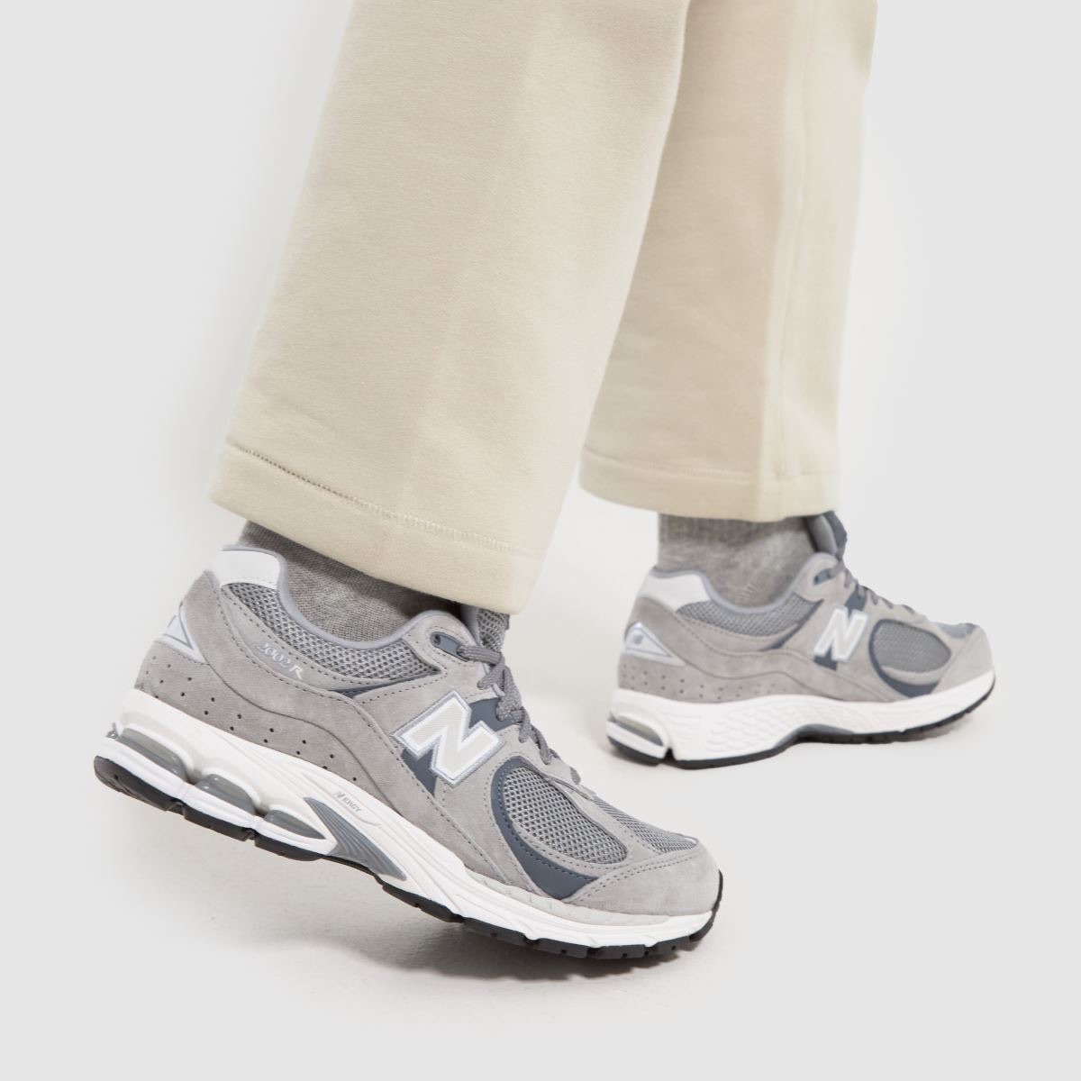 Chaussure-New-Balance-2002R-Gris-4.jpeg