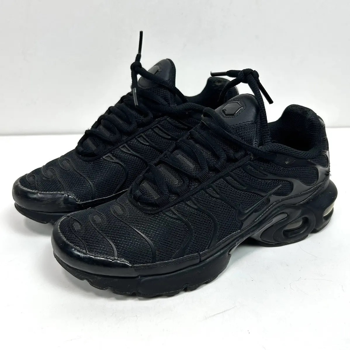 Chaussures-Enfant-Nike-Air-Max-Plus-Triple-Noir-2.jpeg