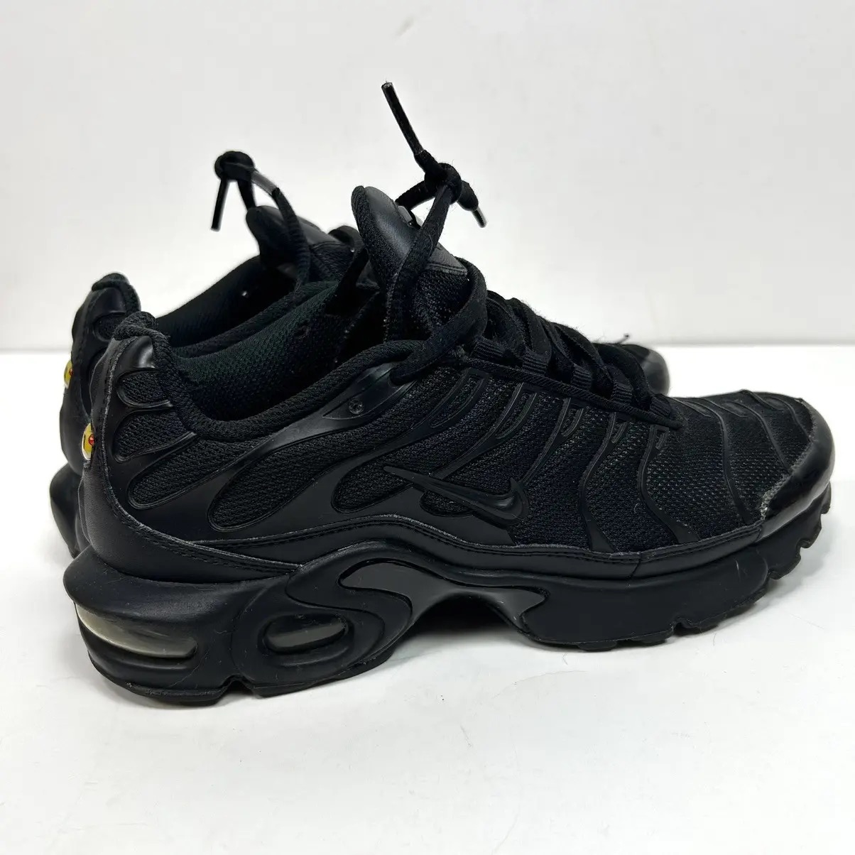 Chaussures-Enfant-Nike-Air-Max-Plus-Triple-Noir-3.jpeg