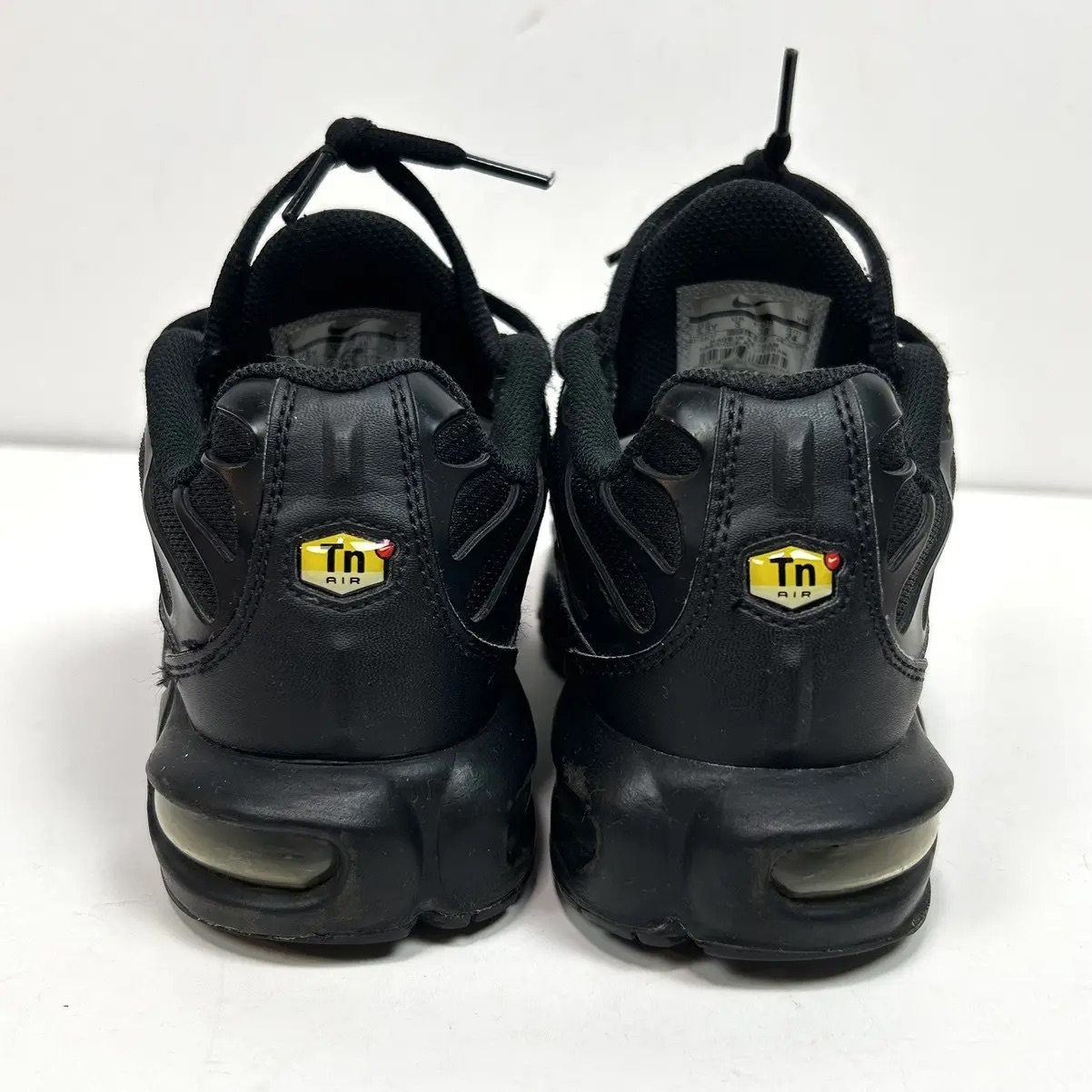 Chaussures-Enfant-Nike-Air-Max-Plus-Triple-Noir-4.jpeg