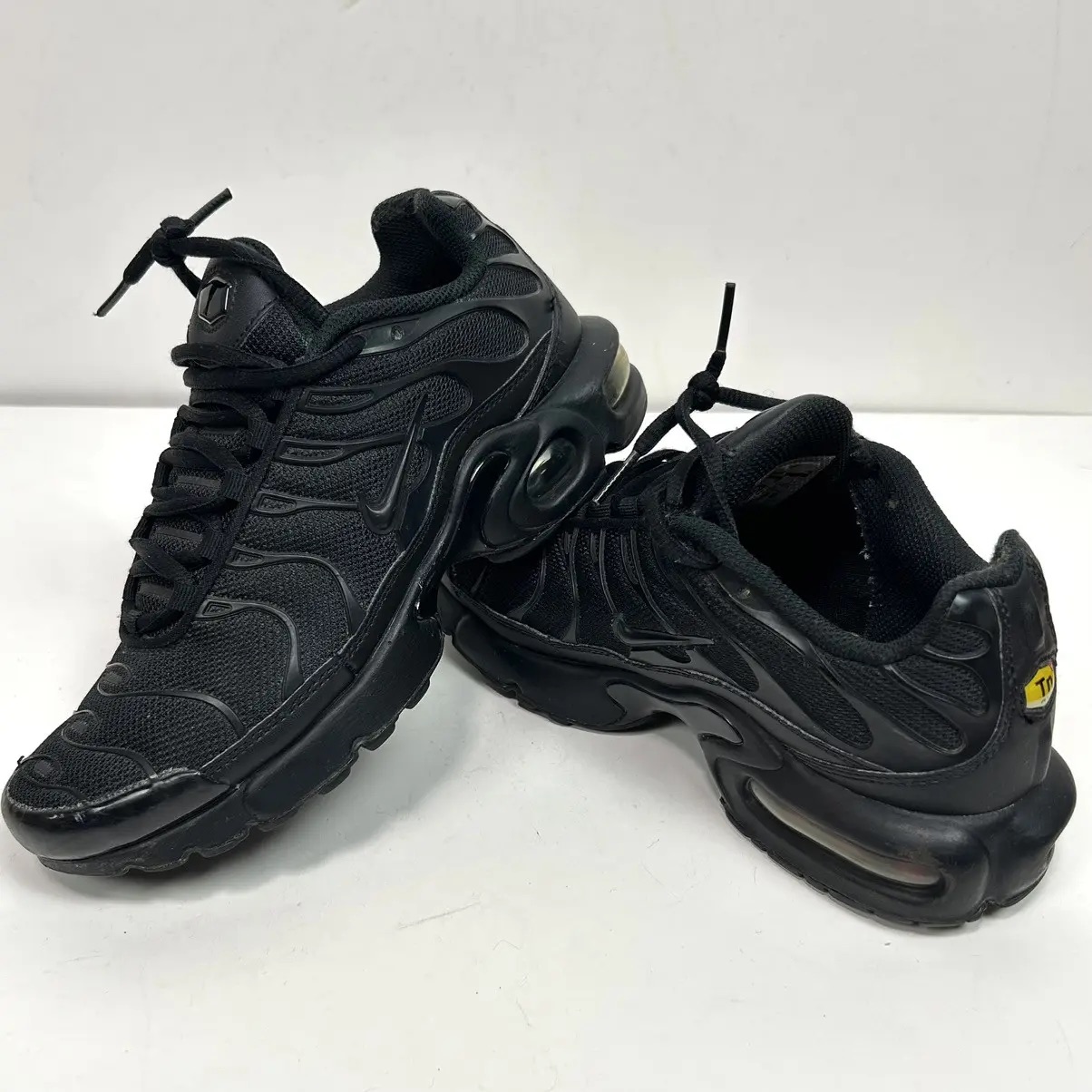 Chaussures-Enfant-Nike-Air-Max-Plus-Triple-Noir-5.jpeg