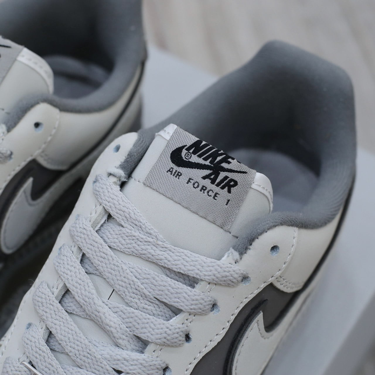 Chaussures-Nike-Air-Force-1-07-Blanc-Gris-Fonce-2.jpeg