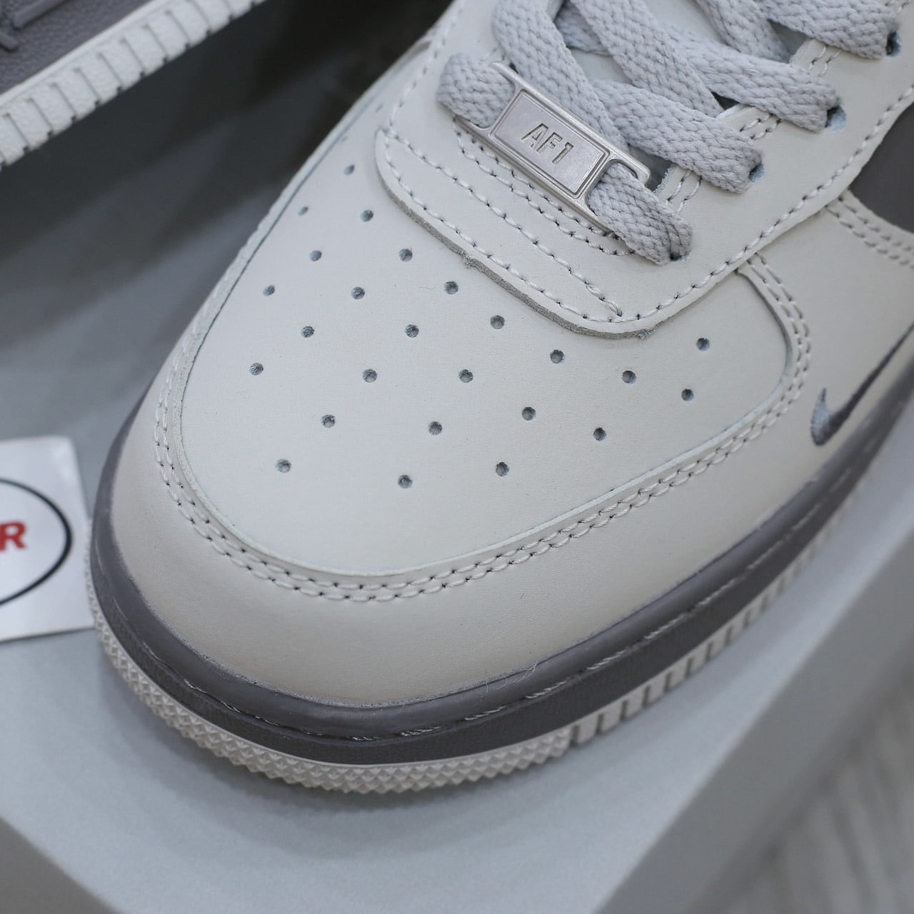 Chaussures-Nike-Air-Force-1-07-Blanc-Gris-Fonce-3.jpeg