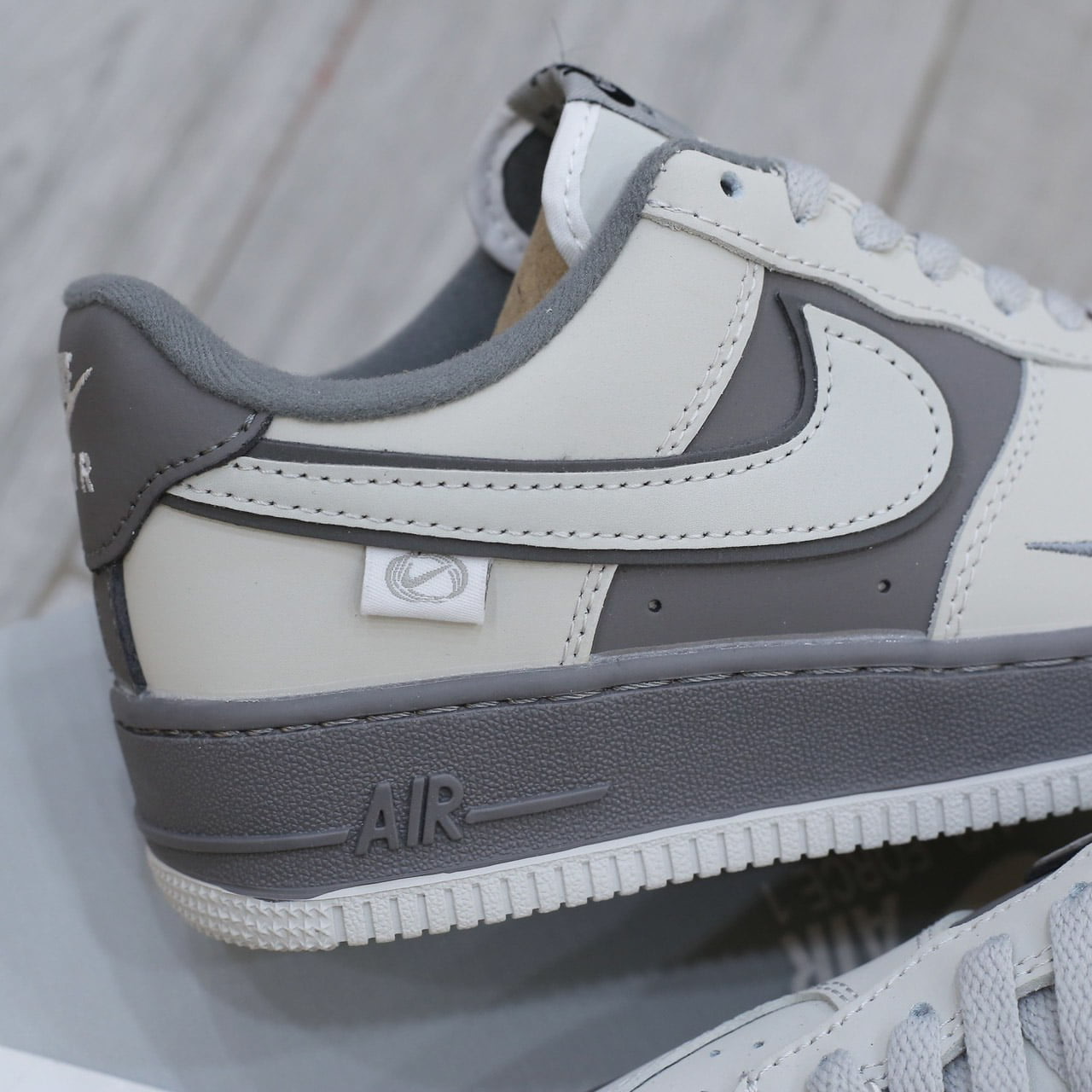 Chaussures-Nike-Air-Force-1-07-Blanc-Gris-Fonce-4.jpeg