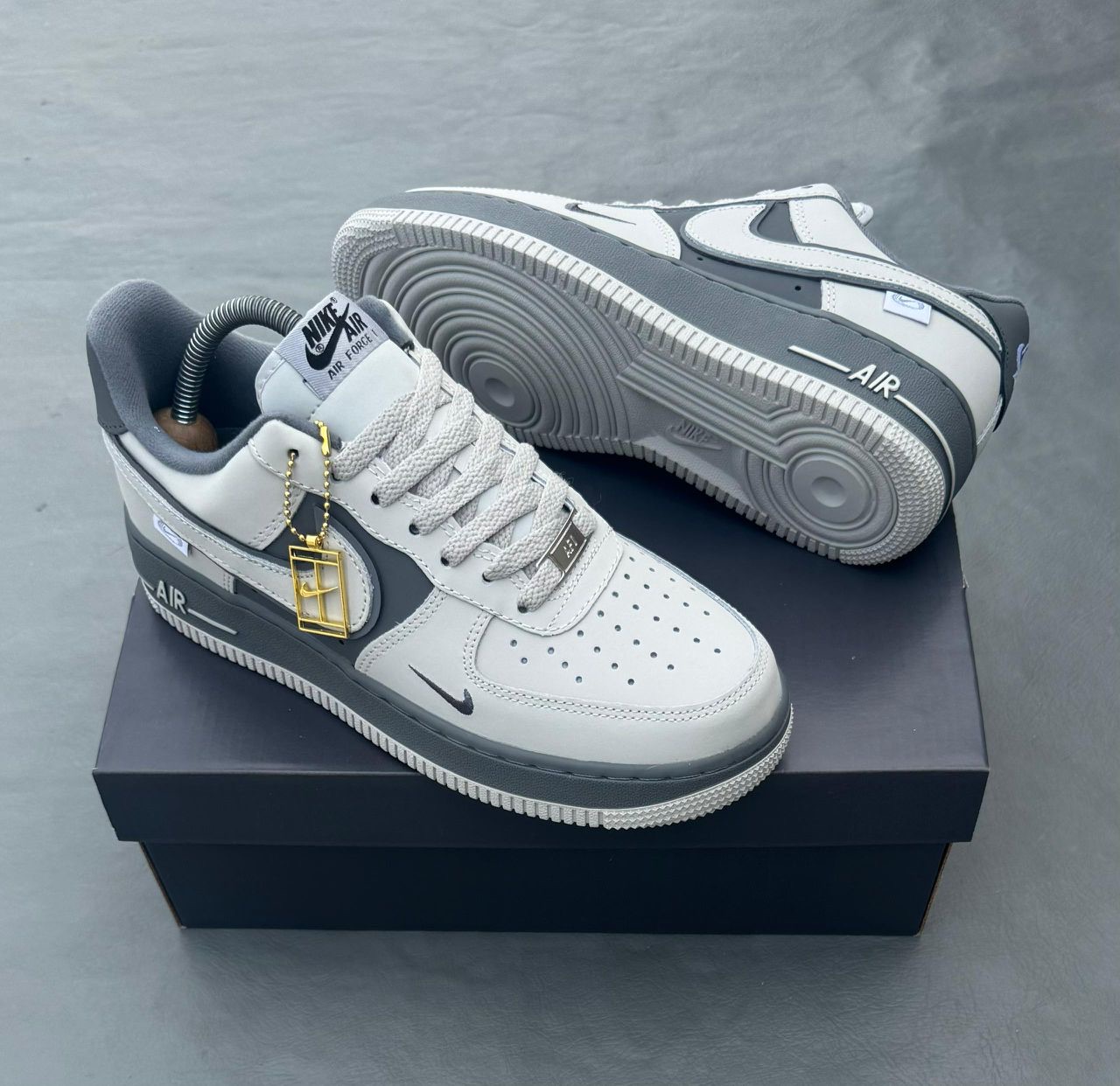 Chaussures-Nike-Air-Force-1-07-Blanc-Gris-Fonce-5.jpeg