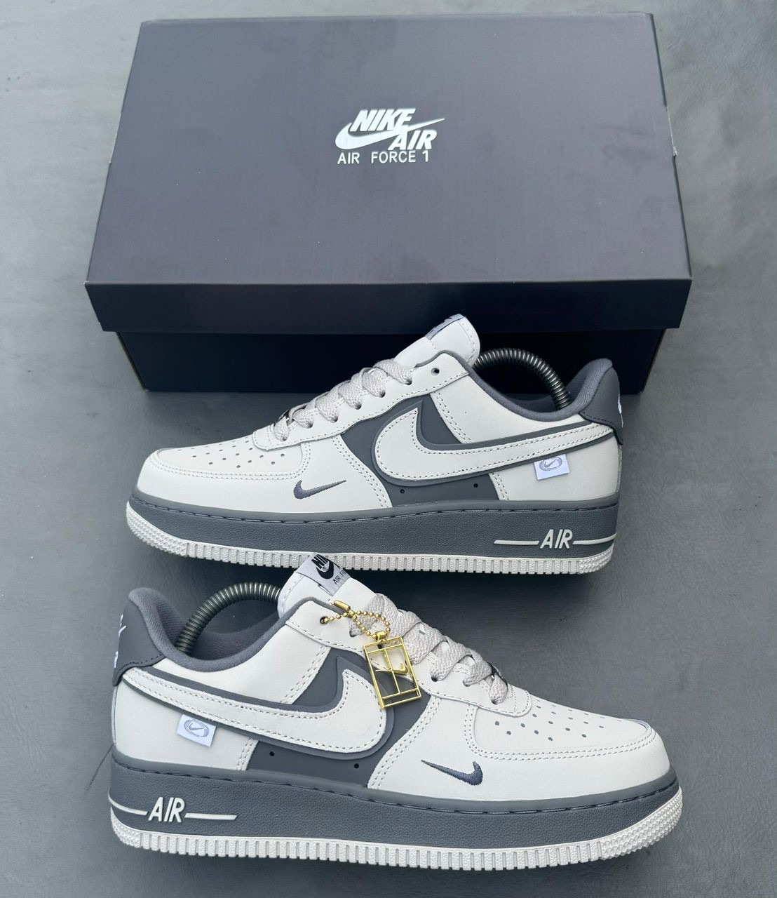 Chaussures-Nike-Air-Force-1-07-Blanc-Gris-Fonce-6.jpeg