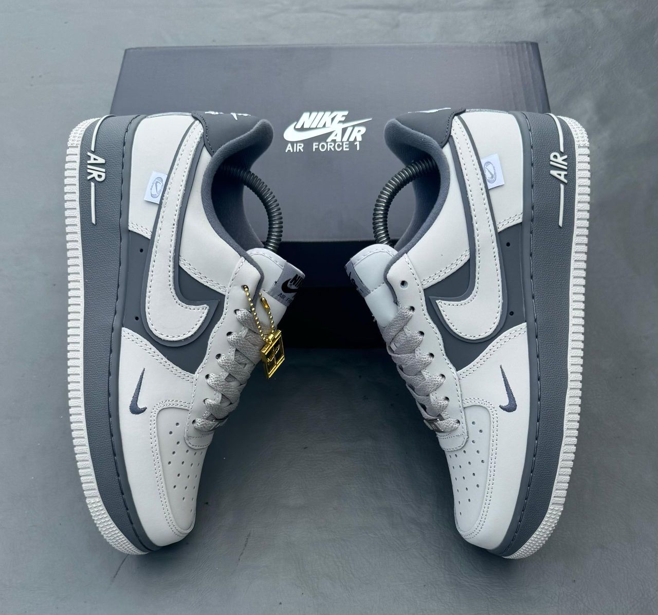 Chaussures-Nike-Air-Force-1-07-Blanc-Gris-Fonce-7.jpeg