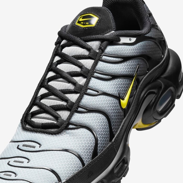 Chaussures-Nike-Air-Max-Plus-Tn-Noir-Dore-Requin-5.jpeg