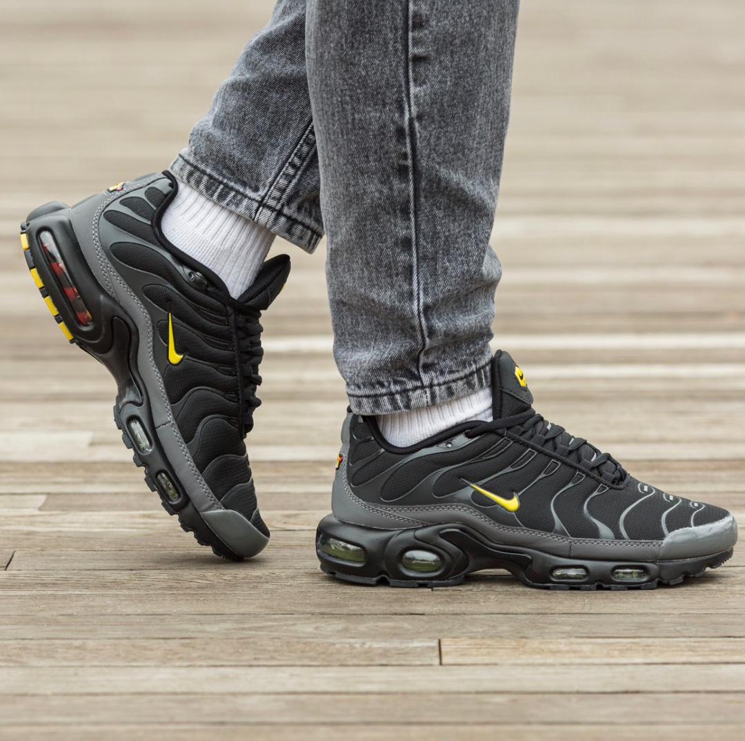 Chaussures-Nike-Air-Max-Plus-Tn-Noir-Dore-Requin-7.jpeg