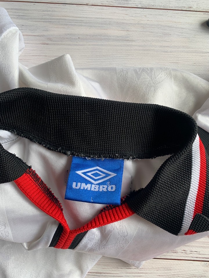 Maillot-Manchester-United-x-Umbro-Exterieur-1997-99-4.jpg