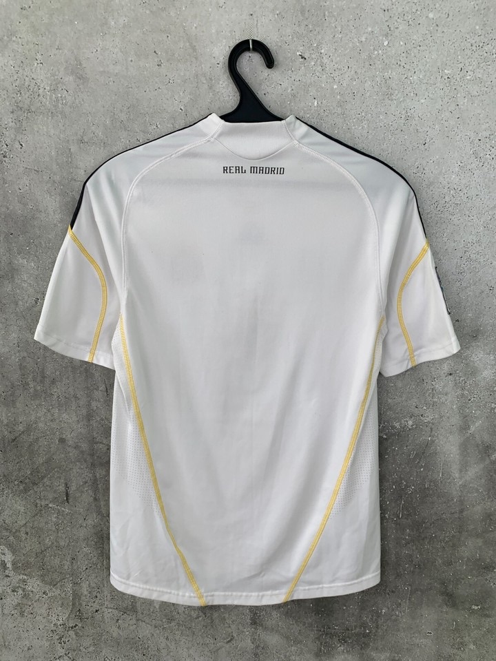 Maillot-Real-Madrid-x-Adidas-domicile-2009-2010-–-annee-record-2.jpeg