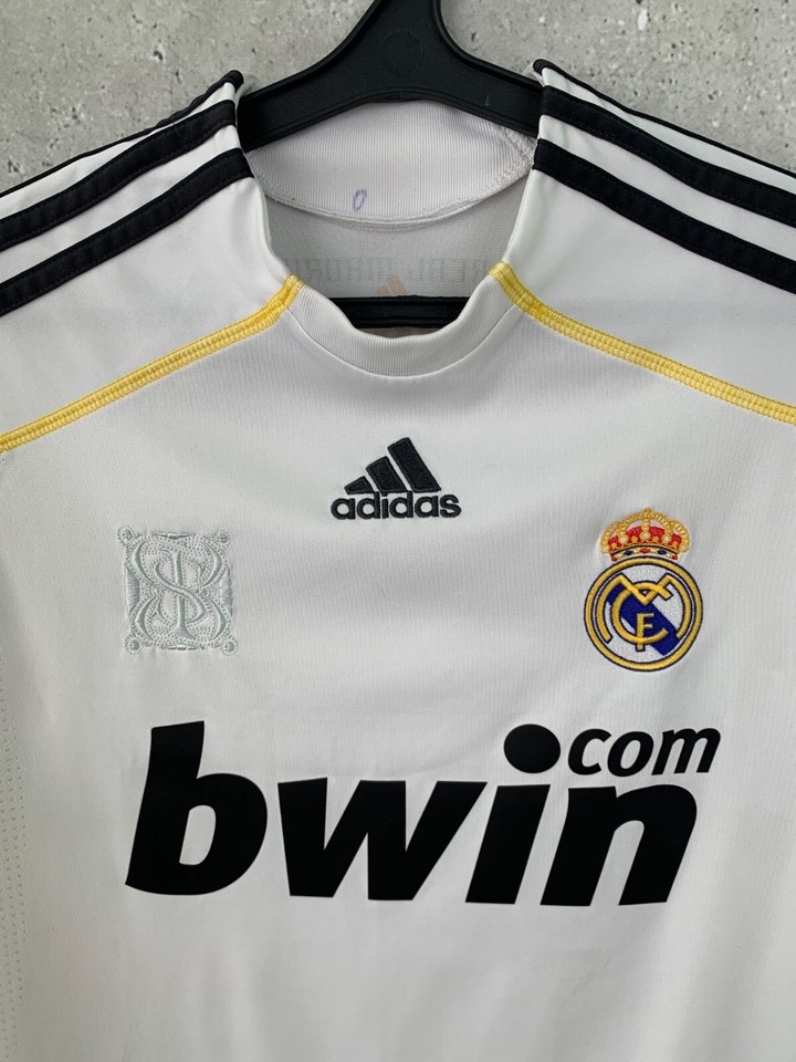 Maillot-Real-Madrid-x-Adidas-domicile-2009-2010-–-annee-record-3.jpeg