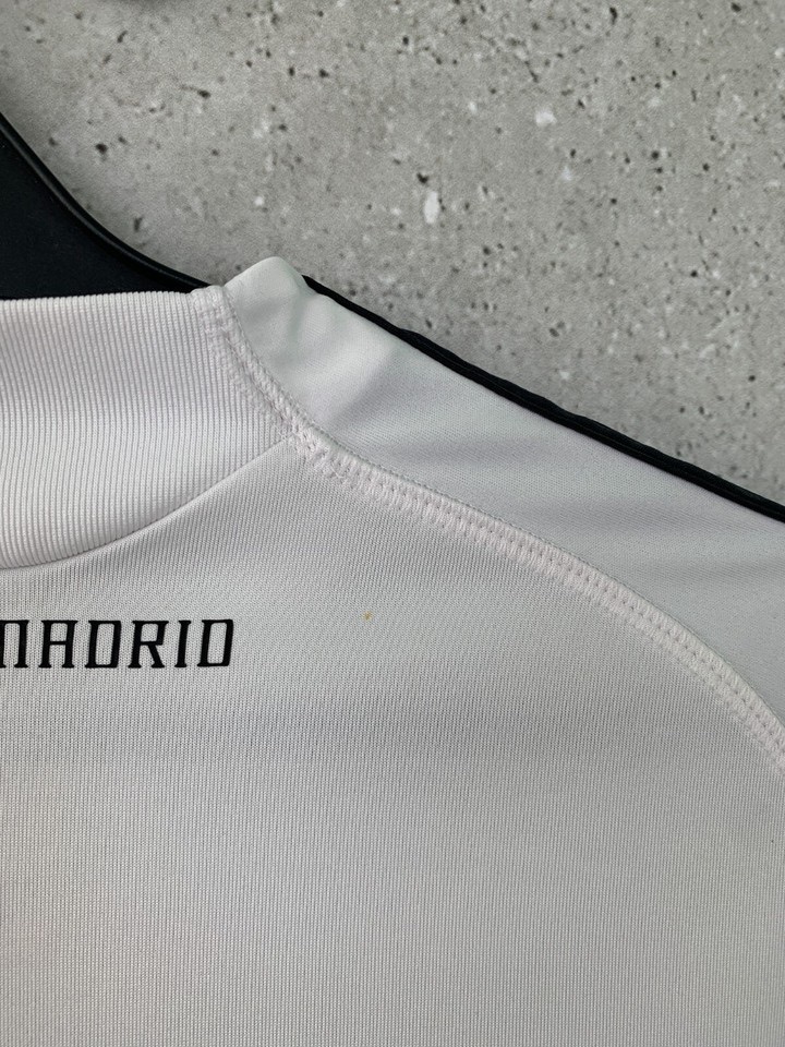 Maillot-Real-Madrid-x-Adidas-domicile-2009-2010-–-annee-record-6.jpeg