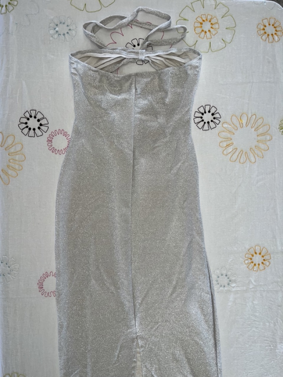 Robe-Shein-bustier-argentee-scintillante-avec-detail-noue-3.jpeg