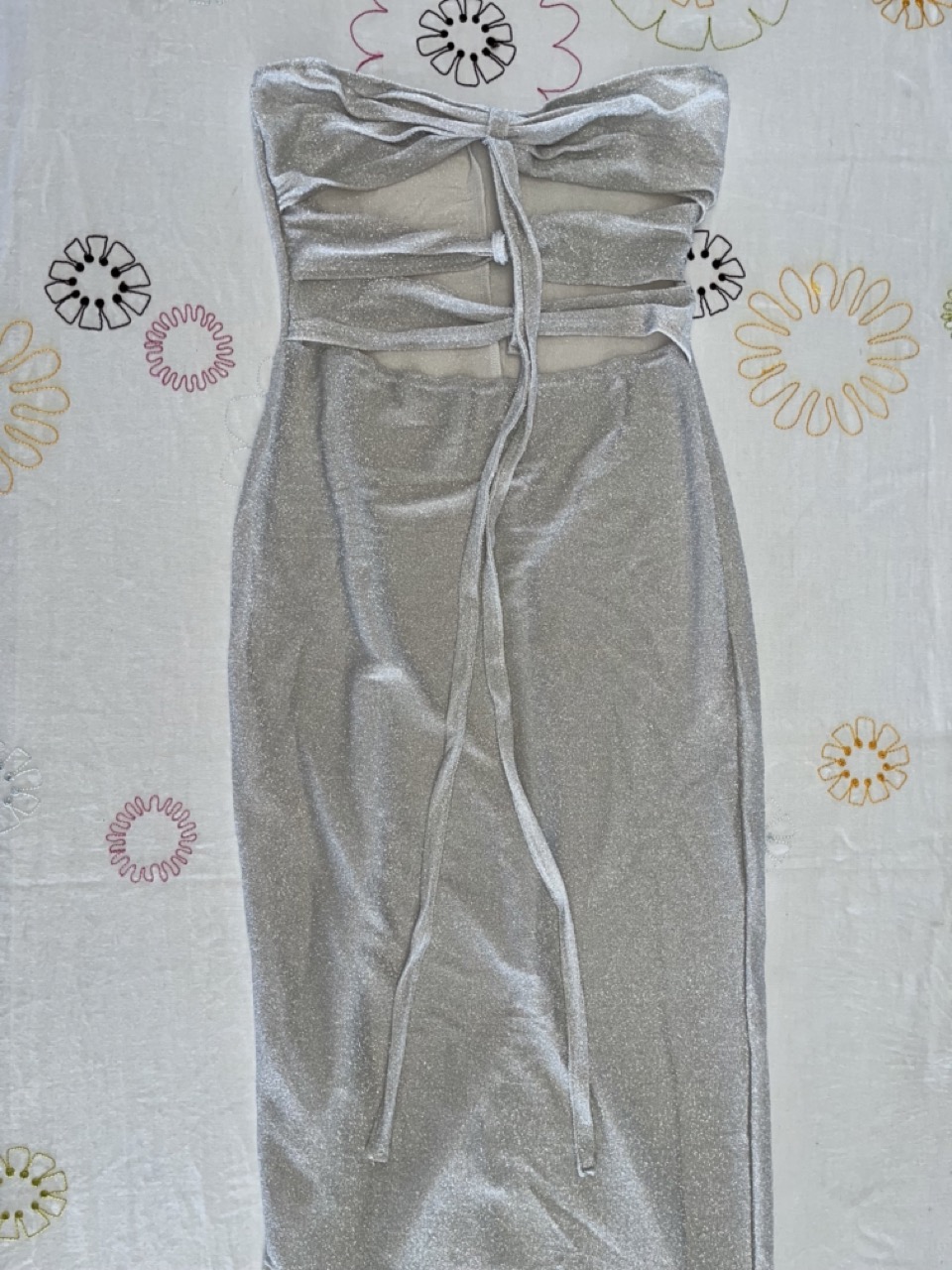Robe-Shein-bustier-argentee-scintillante-avec-detail-noue-6.jpeg
