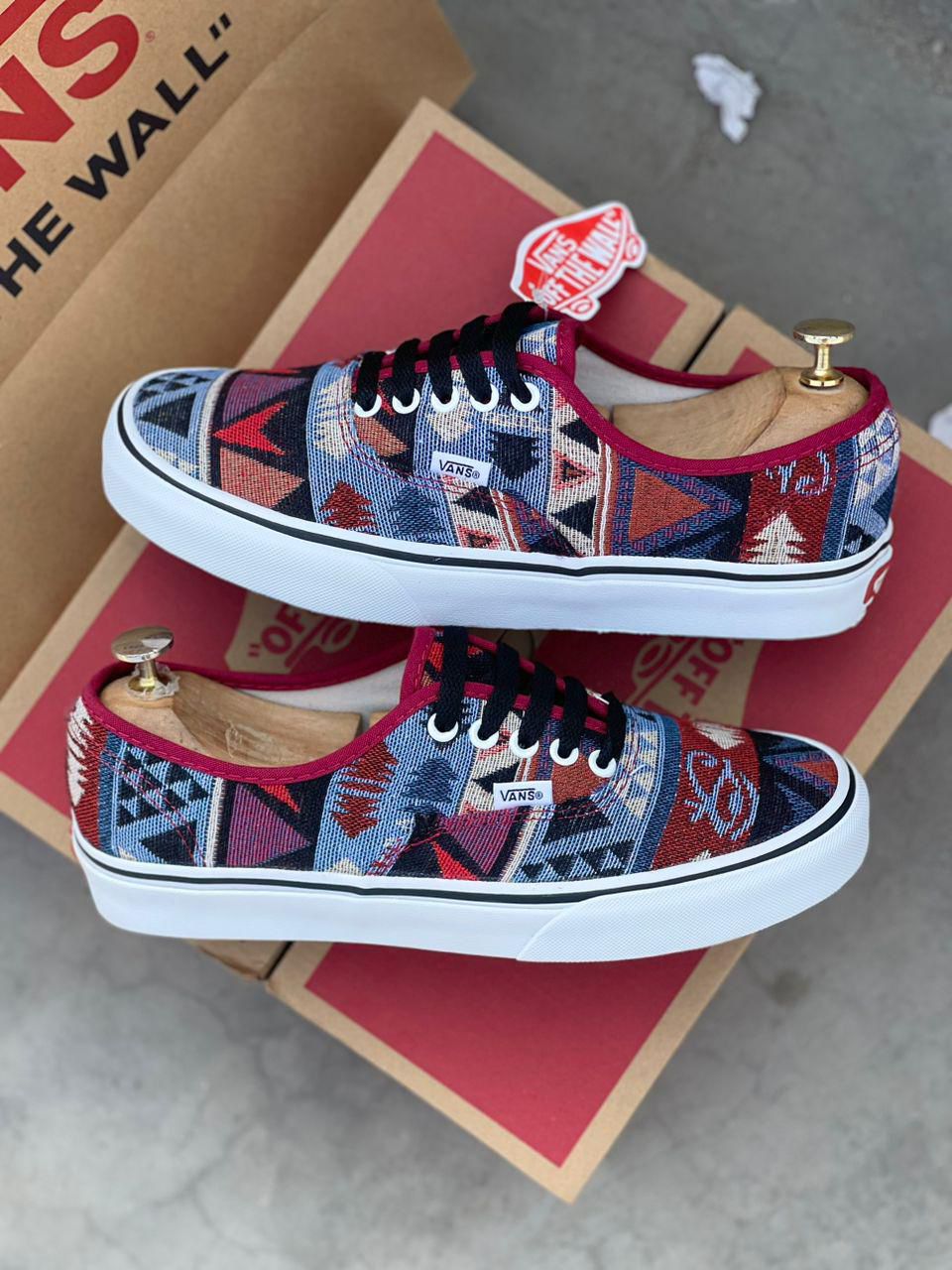 Vans-Multicolore-a-Motifs-Geometriques-2.jpeg