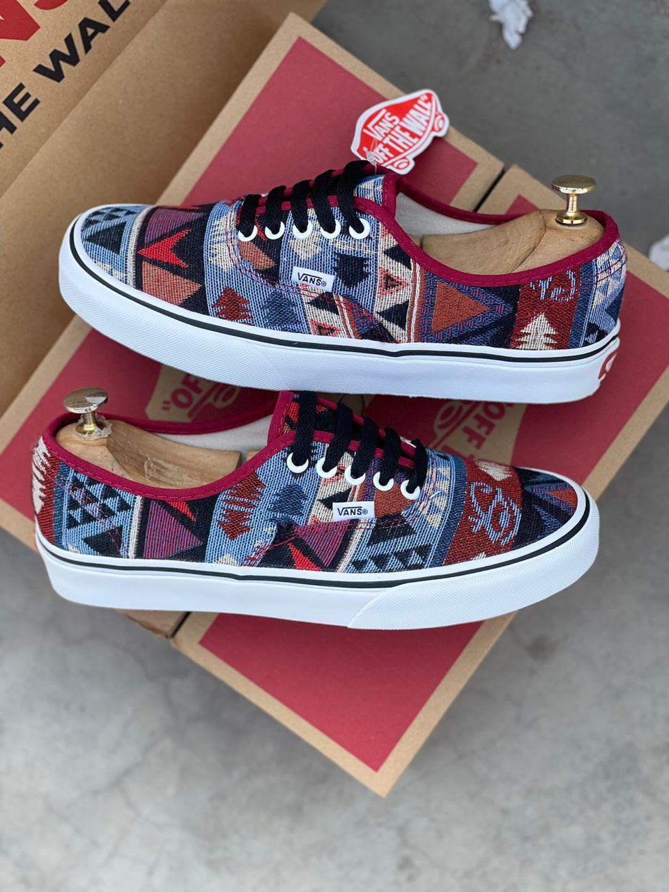 Vans-Multicolore-a-Motifs-Geometriques-3.jpeg