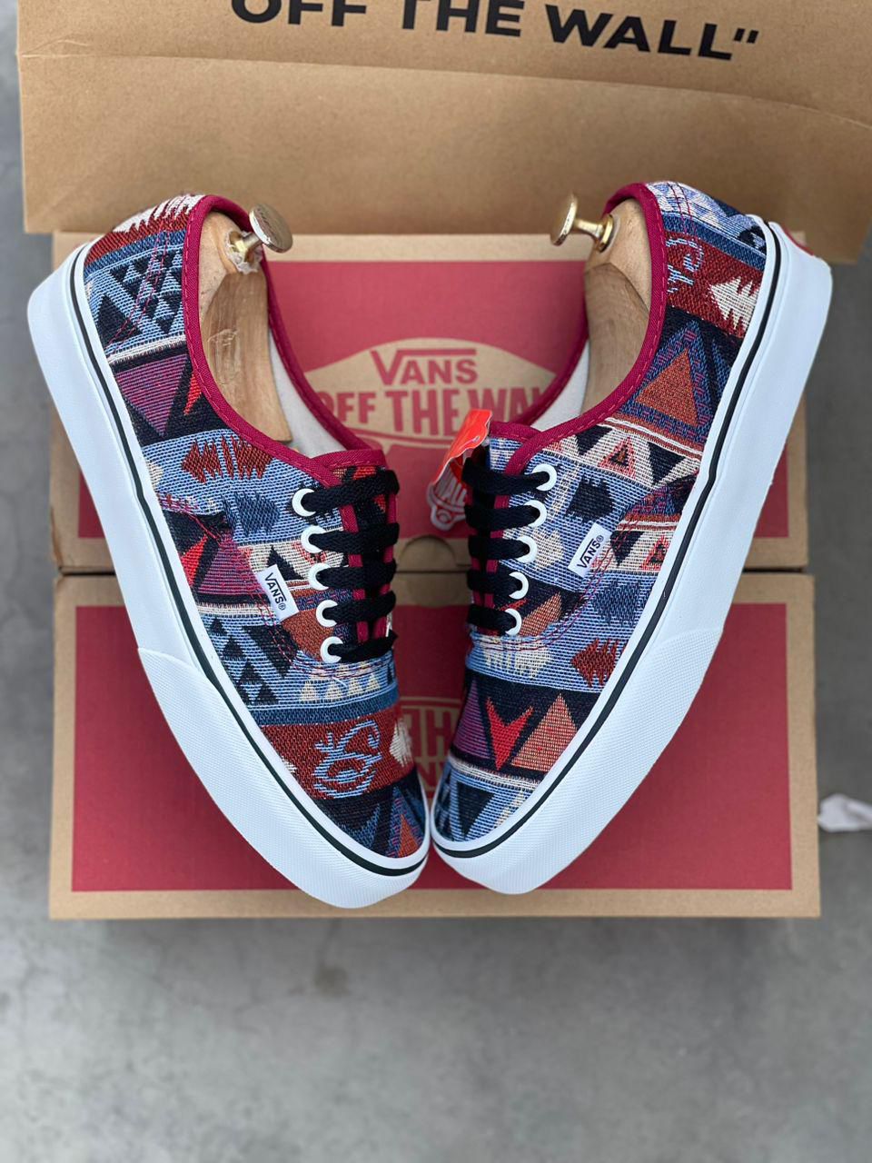 Vans-Multicolore-a-Motifs-Geometriques-4.jpeg