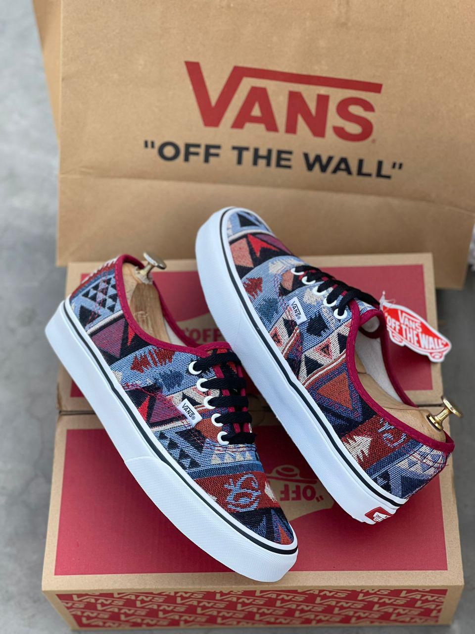 Vans-Multicolore-a-Motifs-Geometriques-5.jpeg
