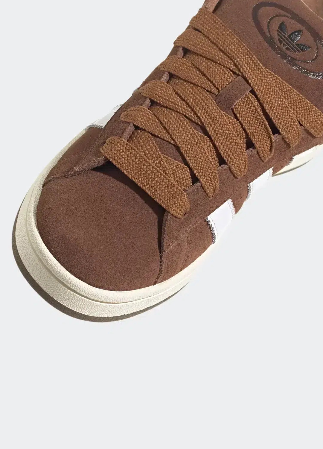 adidas-campus-marron-avec-bandes-blanches-et-semelles-blanc-casse-2.jpg