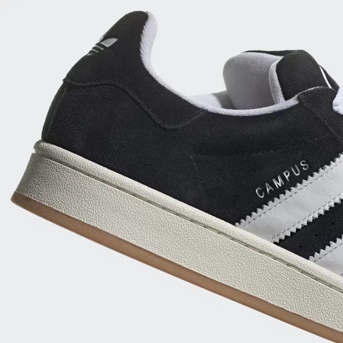 adidas-campus-noir-avec-bandes-blanches-et-semelles-blanc-casse-2.jpeg