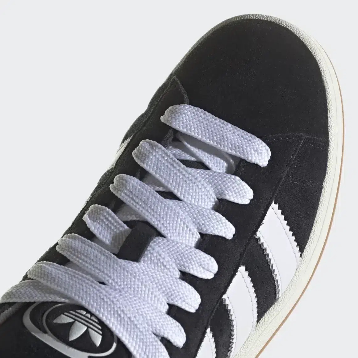 adidas-campus-noir-avec-bandes-blanches-et-semelles-blanc-casse-3.jpeg
