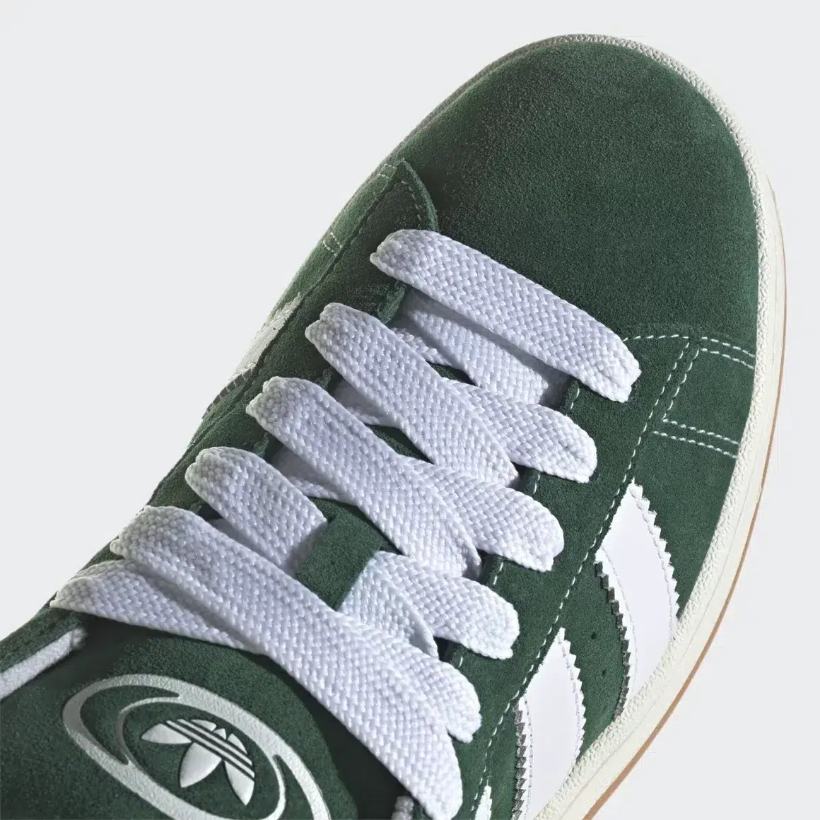 adidas-campus-vert-avec-bandes-blanches-et-semelles-blanc-casse-7.jpeg