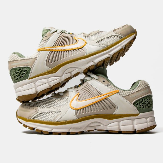 chaussure-nike-vomeros-5-beige-marron-et-vert-3.jpeg