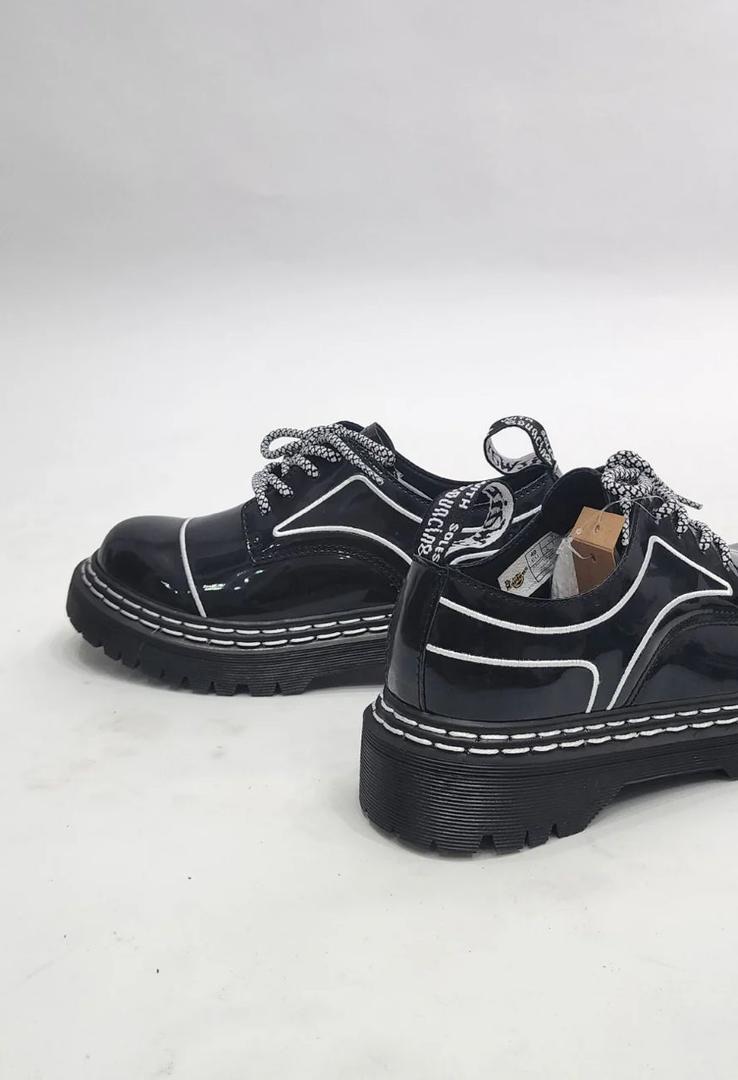 chaussures-dr-martens-avec-bandes-blanches-6.jpeg
