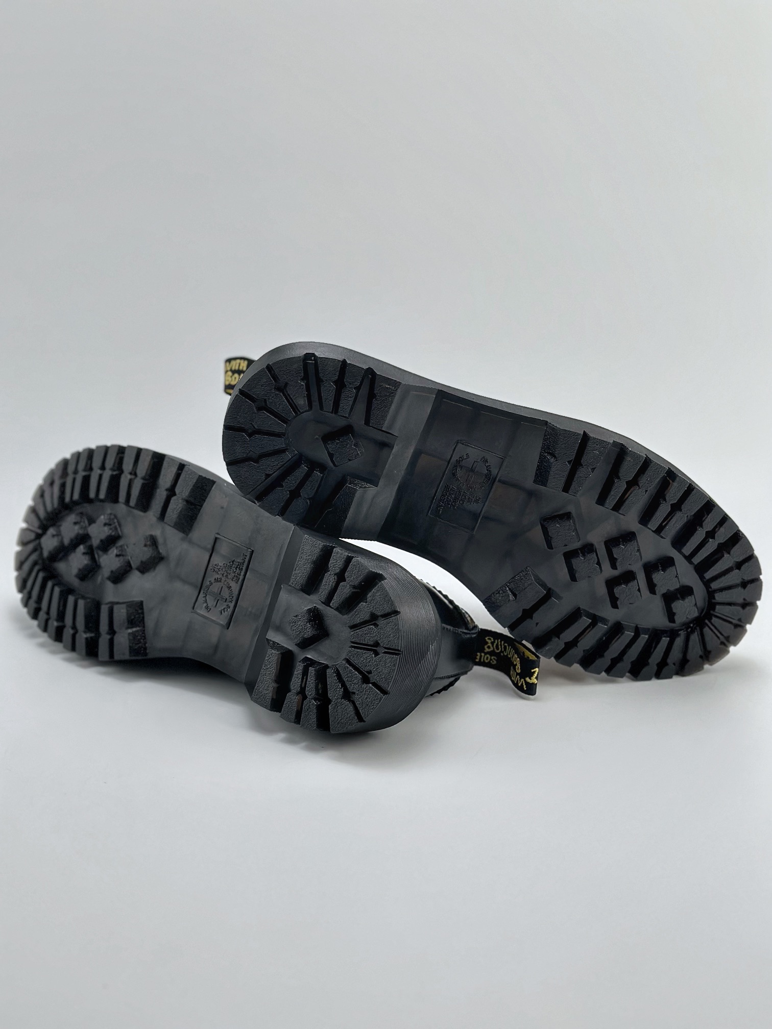 chaussures-dr-martens-full-black-6.jpeg