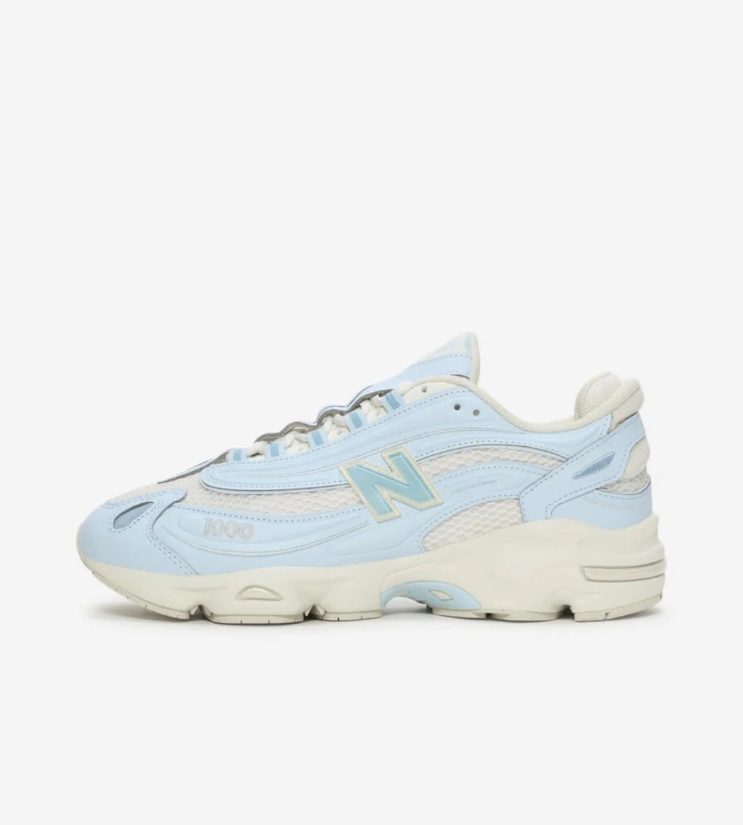 chaussures-new-balance-1000-bleu-ciel-et-blanc-2.jpeg