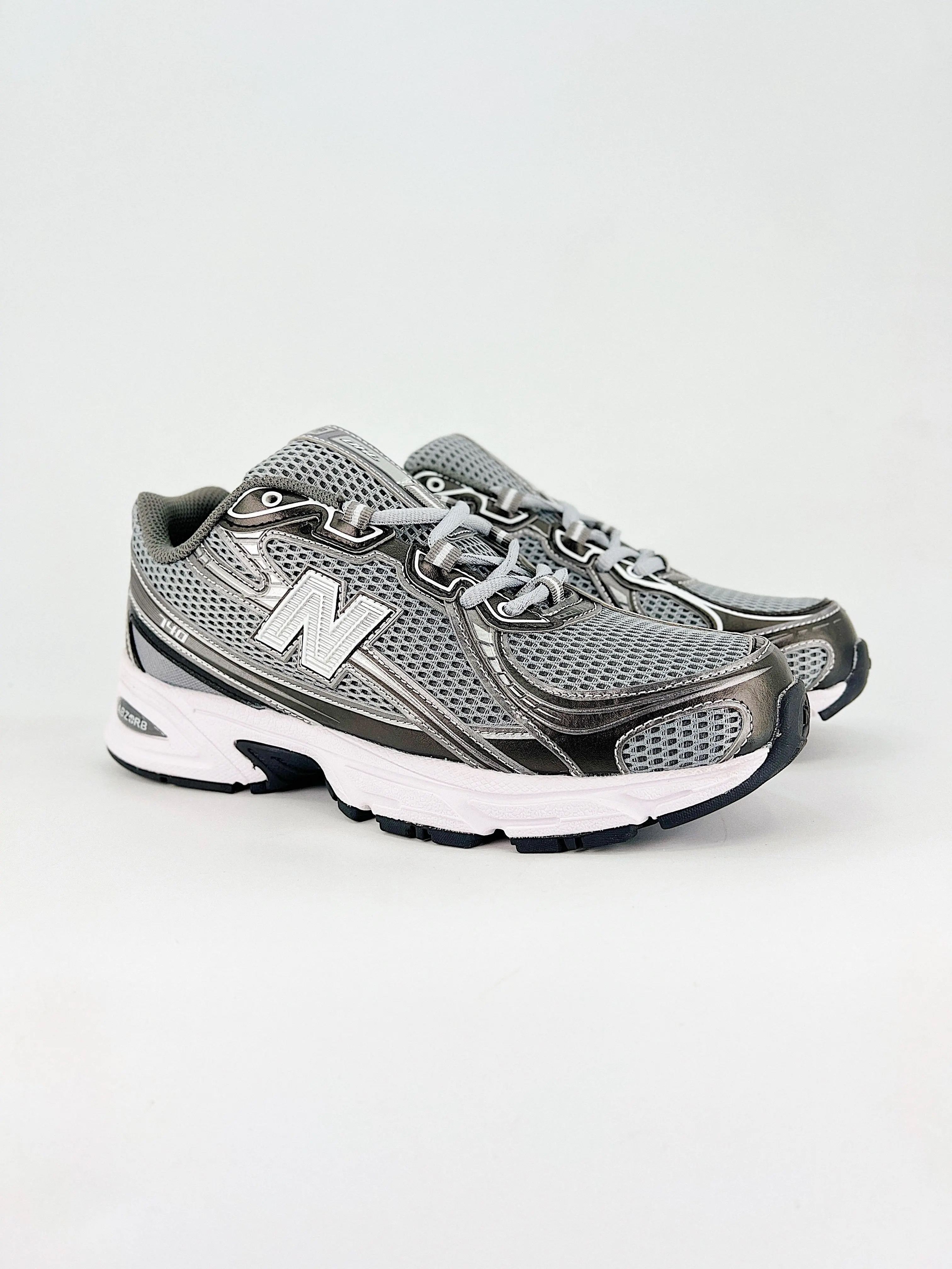 chaussures-new-balance-740-gris-5.jpeg
