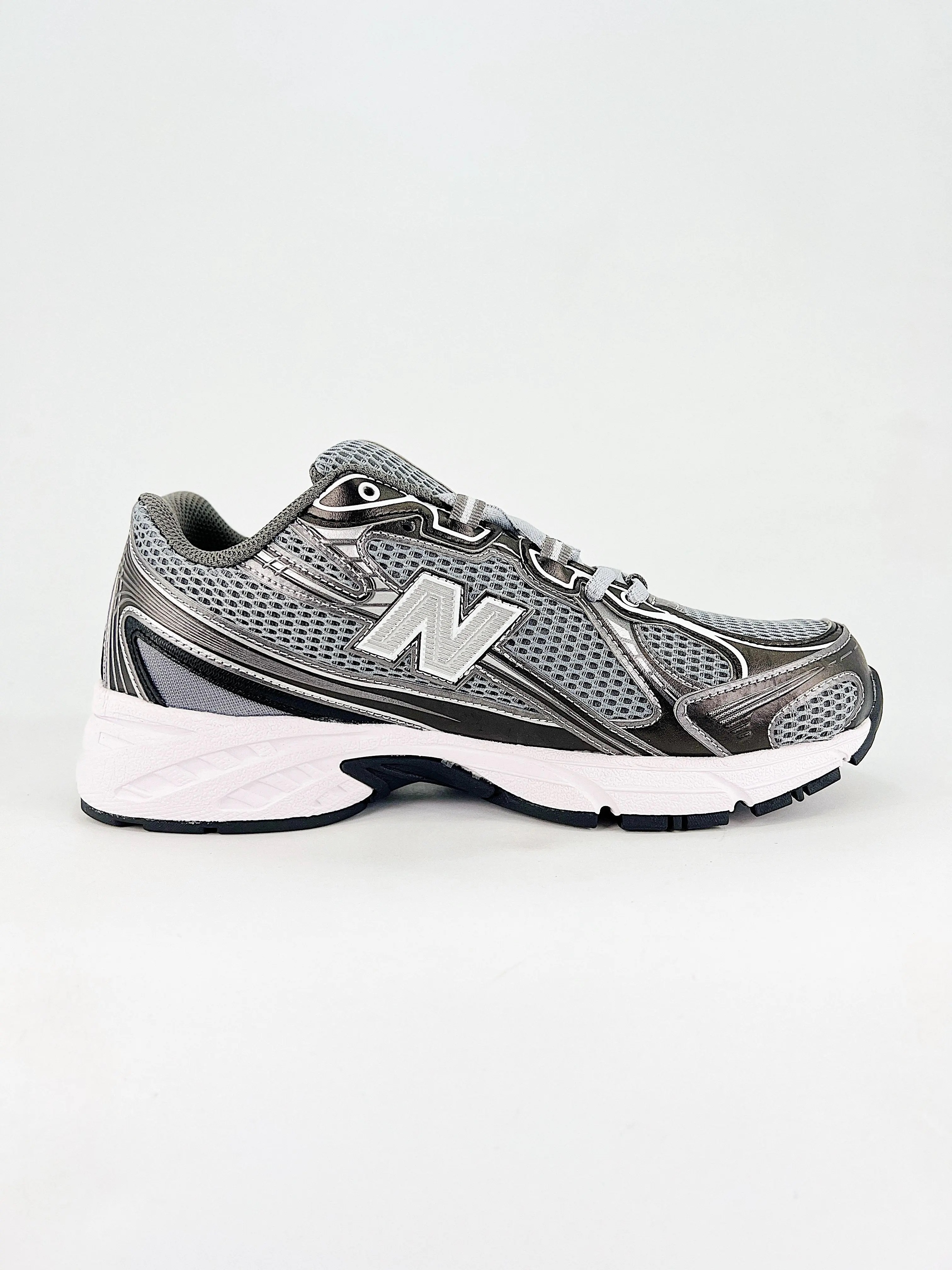chaussures-new-balance-740-gris-6.jpeg
