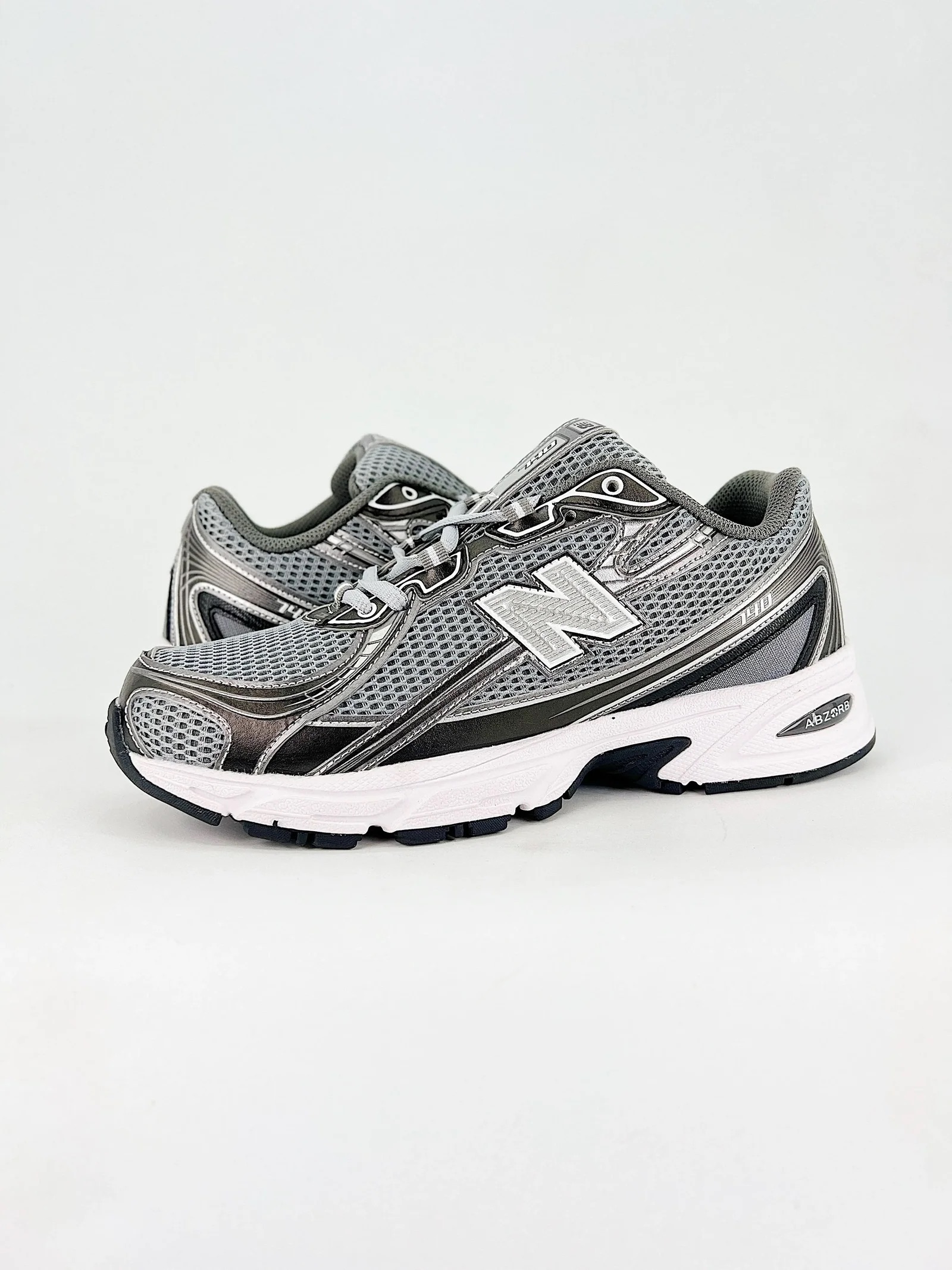chaussures-new-balance-740-gris-7.jpeg