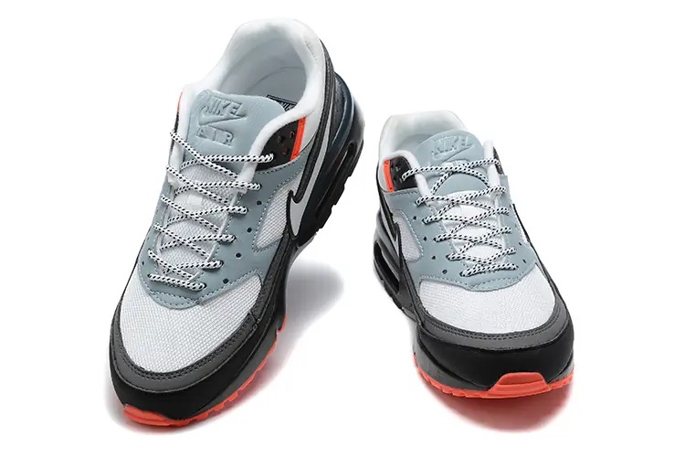 chaussures-nike-air-max-blanc-et-bleu-ciel-avec-semelle-noir-3.jpeg