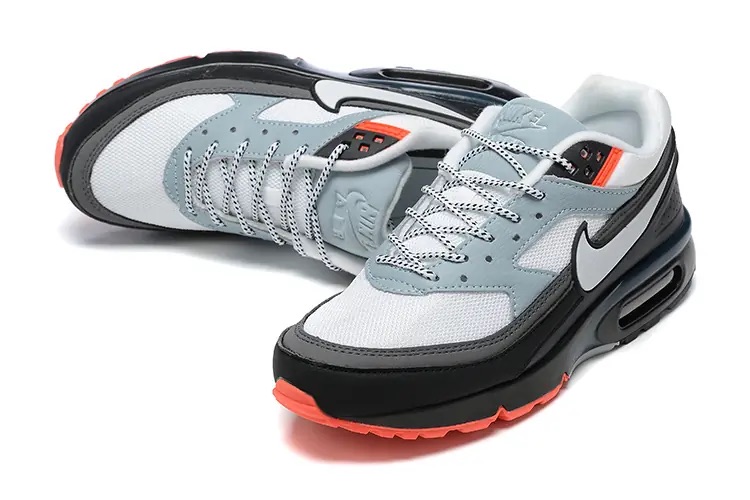 chaussures-nike-air-max-blanc-et-bleu-ciel-avec-semelle-noir-5.jpeg