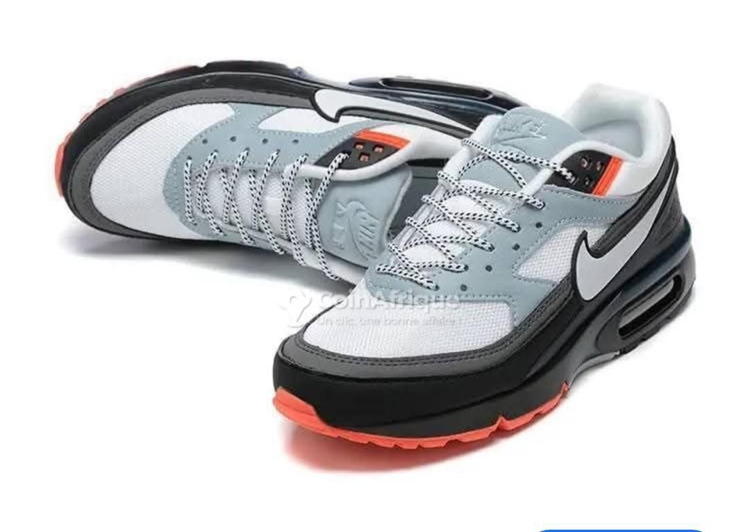 chaussures-nike-air-max-blanc-et-bleu-ciel-avec-semelle-noir-6.jpeg