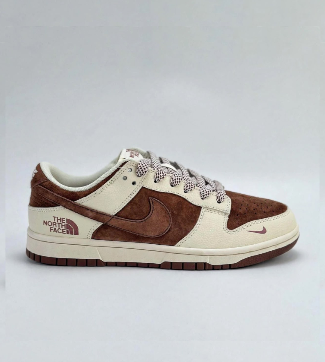 Chaussures Nike Dunk Low x The North Face en daim marron et beige