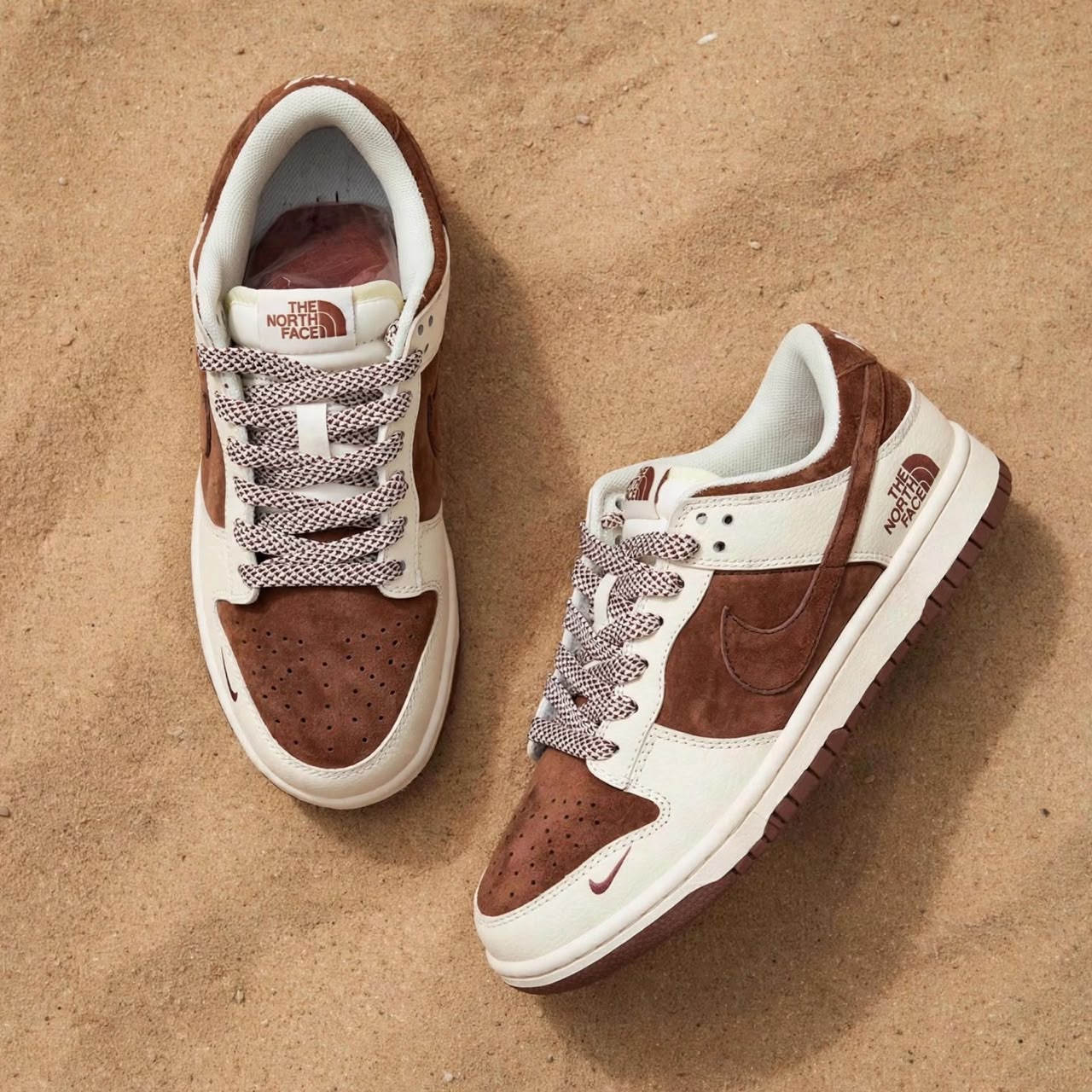 chaussures-nike-dunk-low-x-the-north-face-en-daim-marron-et-beige-4.jpeg