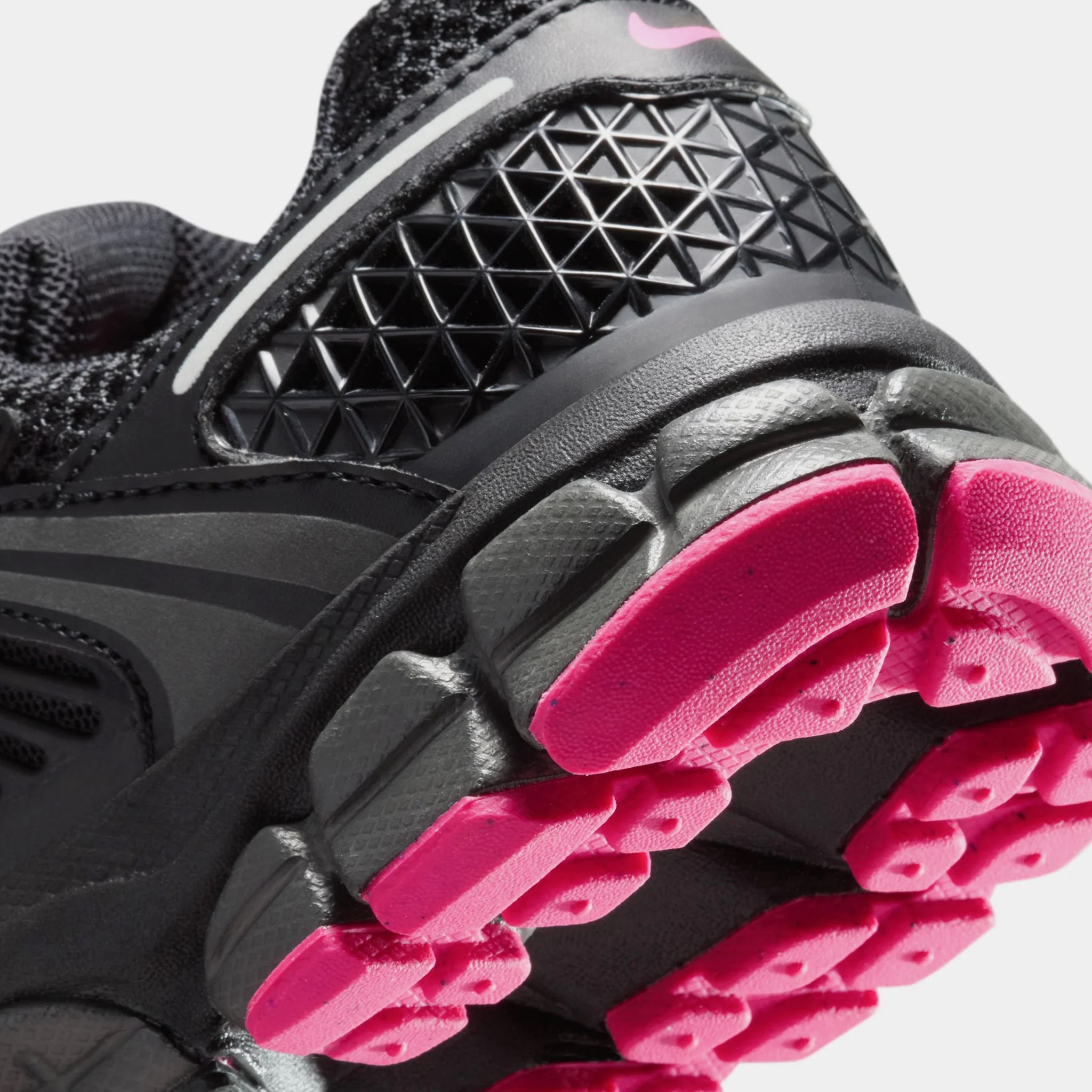 chaussures-nike-zoom-vomero-5-noir-rose-5.jpeg