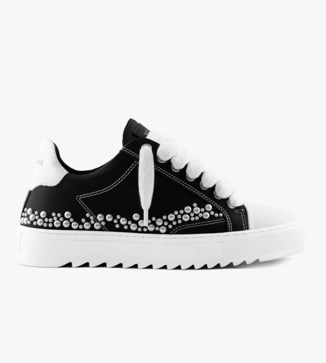 Chaussures Numeris Atelier Pearl Denim et Pearl Leather ornees de perles sur cote
