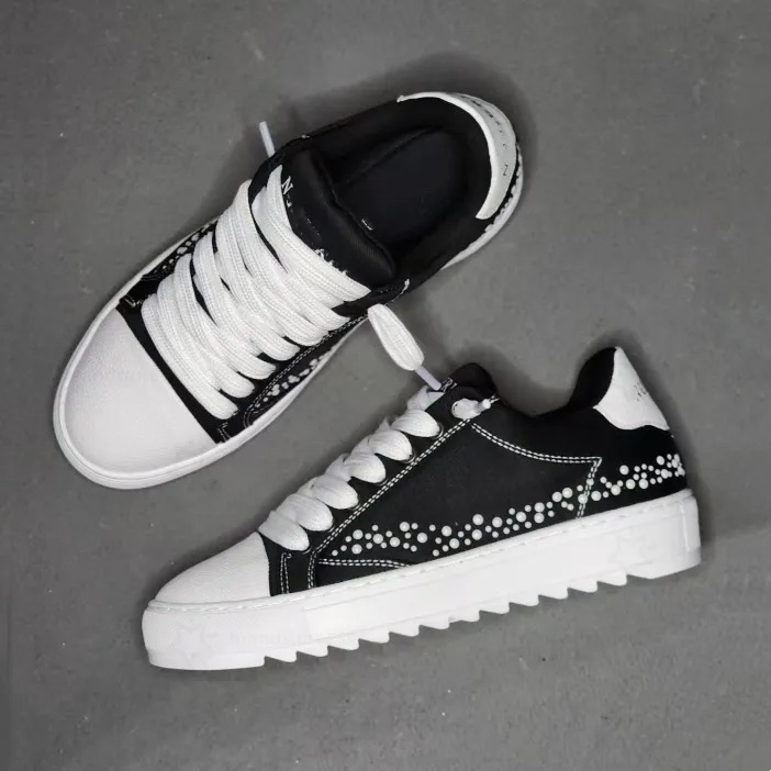 chaussures-numeris-atelier-pearl-denim-et-pearl-leather-ornees-de-perles-sur-cote-3.jpeg