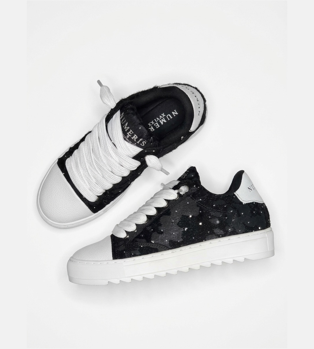 chaussures-numeris-texturees-effet-motif-paillettes-blanche-et-noire-2.jpeg