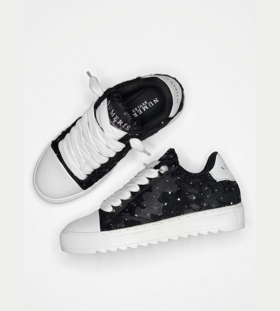 chaussures-numeris-texturees-effet-motif-paillettes-blanche-et-noire-3.jpeg