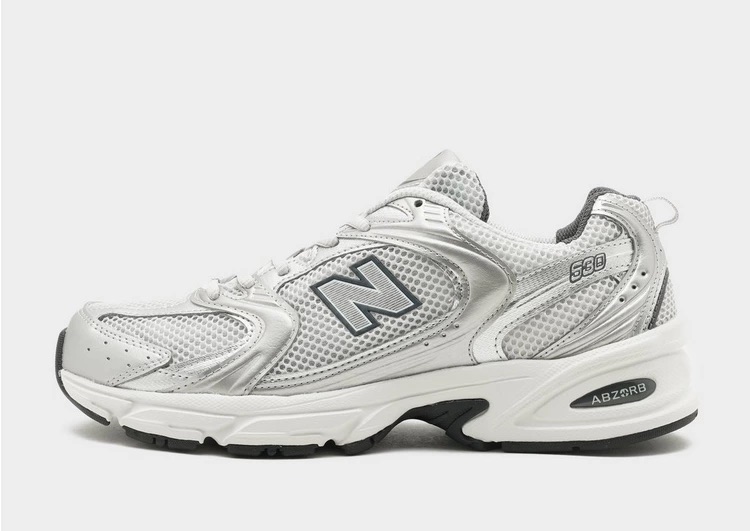 new-balance-530-grise-avec-des-semelles-blanches-2.jpeg