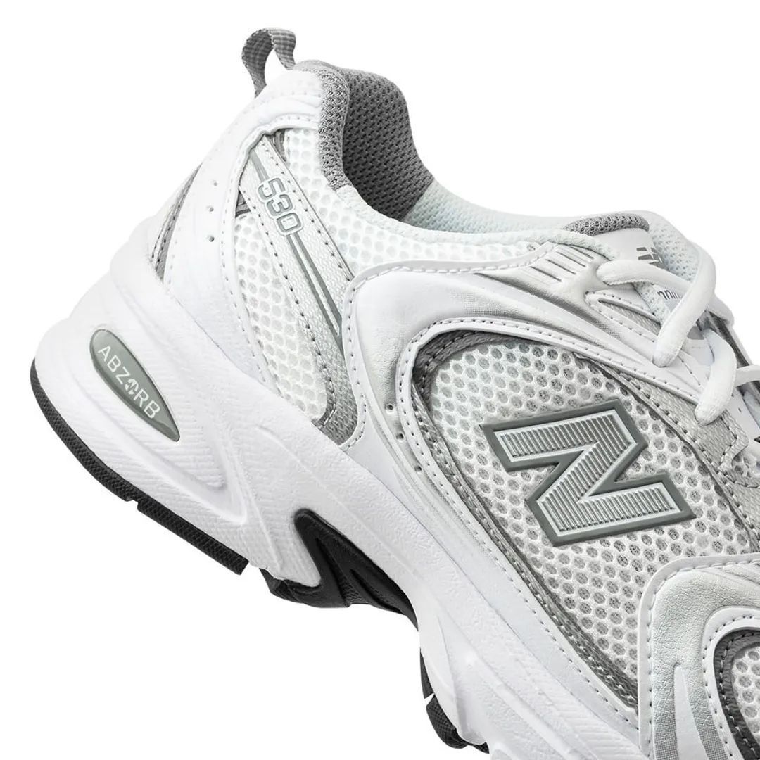 new-balance-530-grise-avec-des-semelles-blanches-3.jpeg