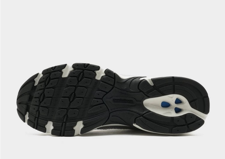 new-balance-530-grise-avec-des-semelles-blanches-4.jpeg