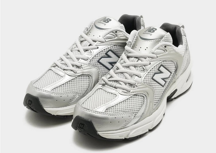 new-balance-530-grise-avec-des-semelles-blanches-5.jpeg