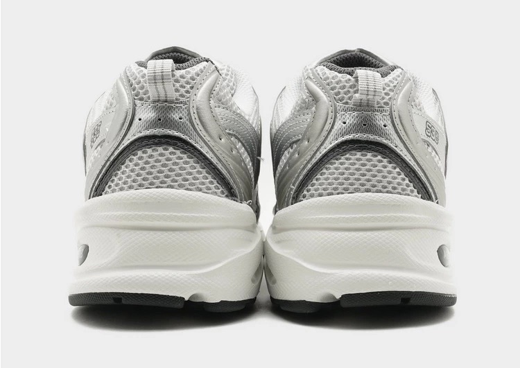 new-balance-530-grise-avec-des-semelles-blanches-6.jpeg