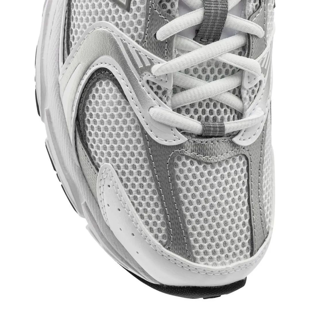 new-balance-530-grise-avec-des-semelles-blanches-7.jpeg